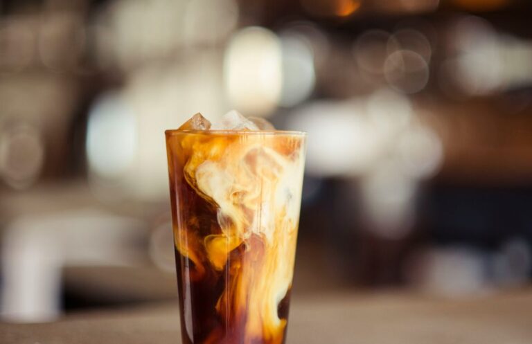 Domowa kawa mrożona doskonały sposób na orzeźwienie