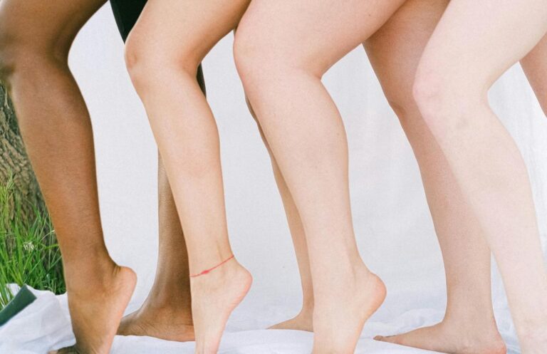Truskawkowe nogi Dlaczego się pojawiają Jak się ich pozbyć