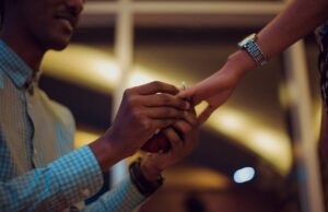 Na której ręce nosi się pierścionek zaręczynowy