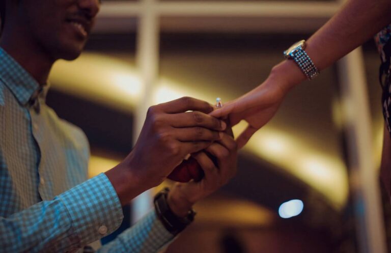 Na której ręce nosi się pierścionek zaręczynowy